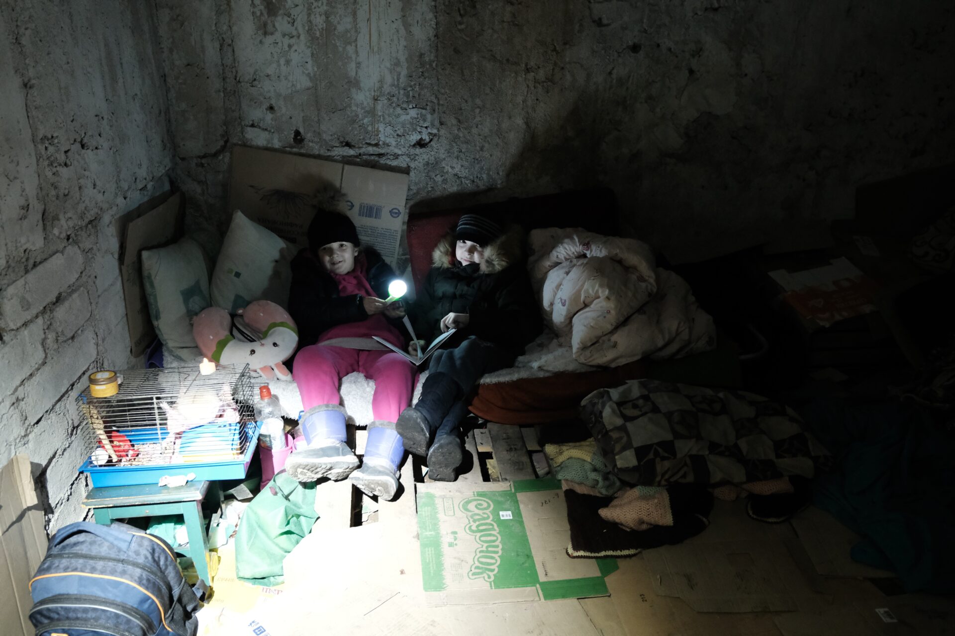 Crianças se abrigam em seu porão na cidade de Mariupol, Ucrânia, durante bombardeio pela aviação russa | Foto: Vladys Creator/Shutterstock