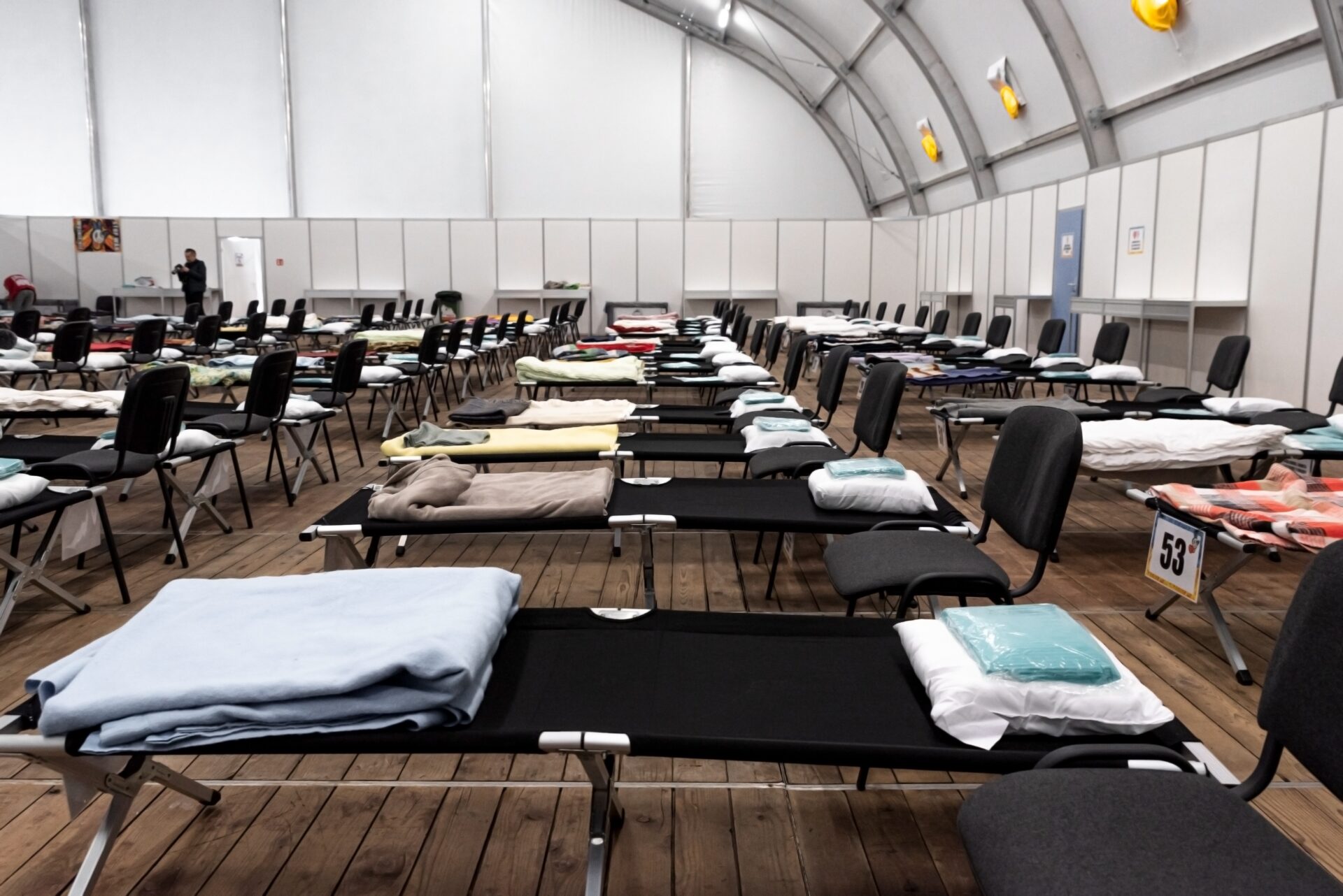 Em Varsóvia, na Polônia, uma grande tenda foi instalada para abrigar refugiados ucranianos | Foto: Damian Lugowski /Shutterstock