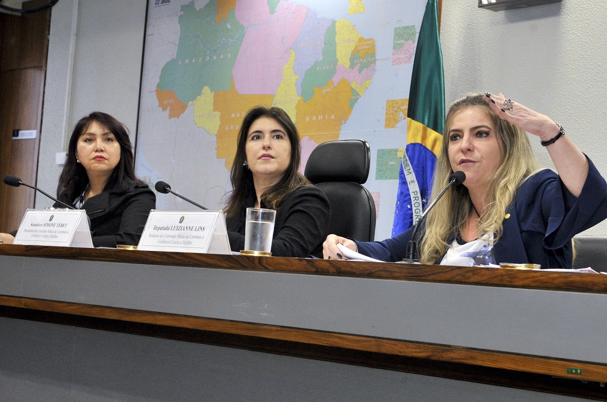 Comissão Permanente Mista de Combate à Violência contra a Mulher (CMCVM) realiza reunião para apreciação do Plano de Trabalho e de Requerimento para realização de audiência pública. Mesa (E/D): vice-presidente da CMCVM, deputada Keiko Ota (PSB-SP); presidente da CMCVM, senadora Simone Tebet (PMDB-MS); relatora da CMCVM, deputada Luizianne Lins (PT-CE) Foto: Waldemir Barreto/Agência Senado