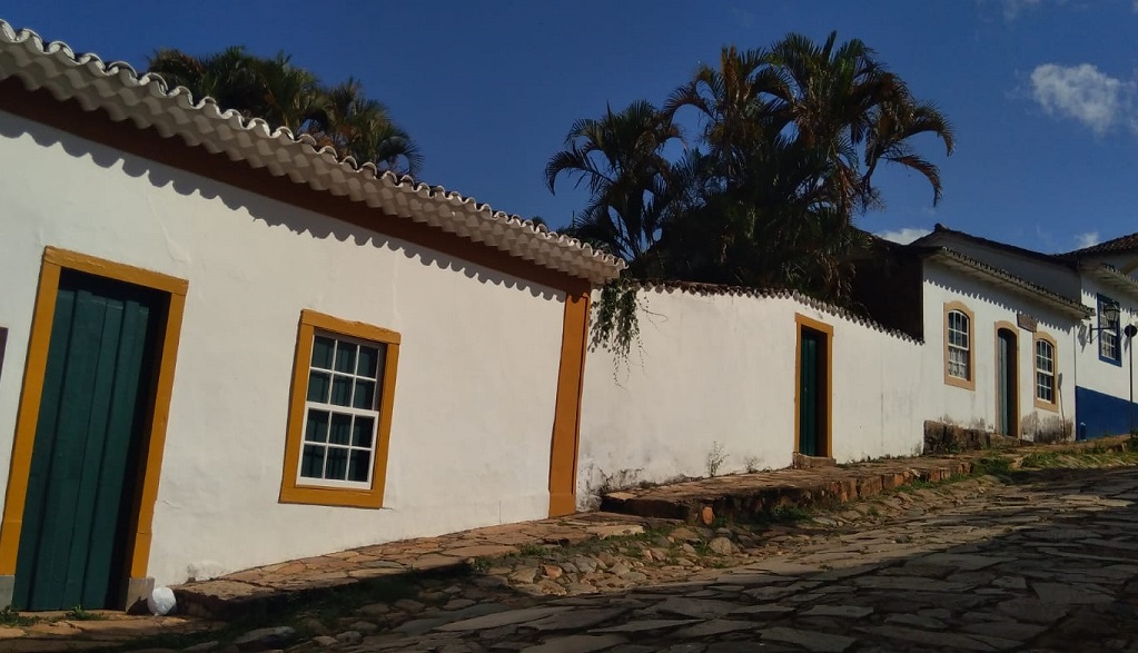 Rua de pedras e casas com estilo predominante da região de Minas Gerais | Foto: Márcia Heliane Gomes
