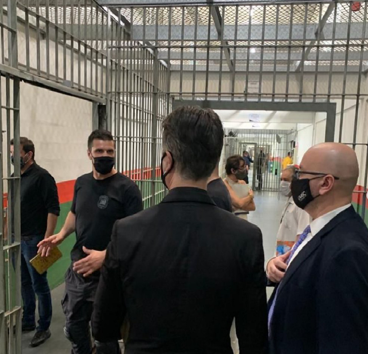 Juiz Marcos Buch e colaboradores em presídio | Foto: divulgação/acervo pessoal