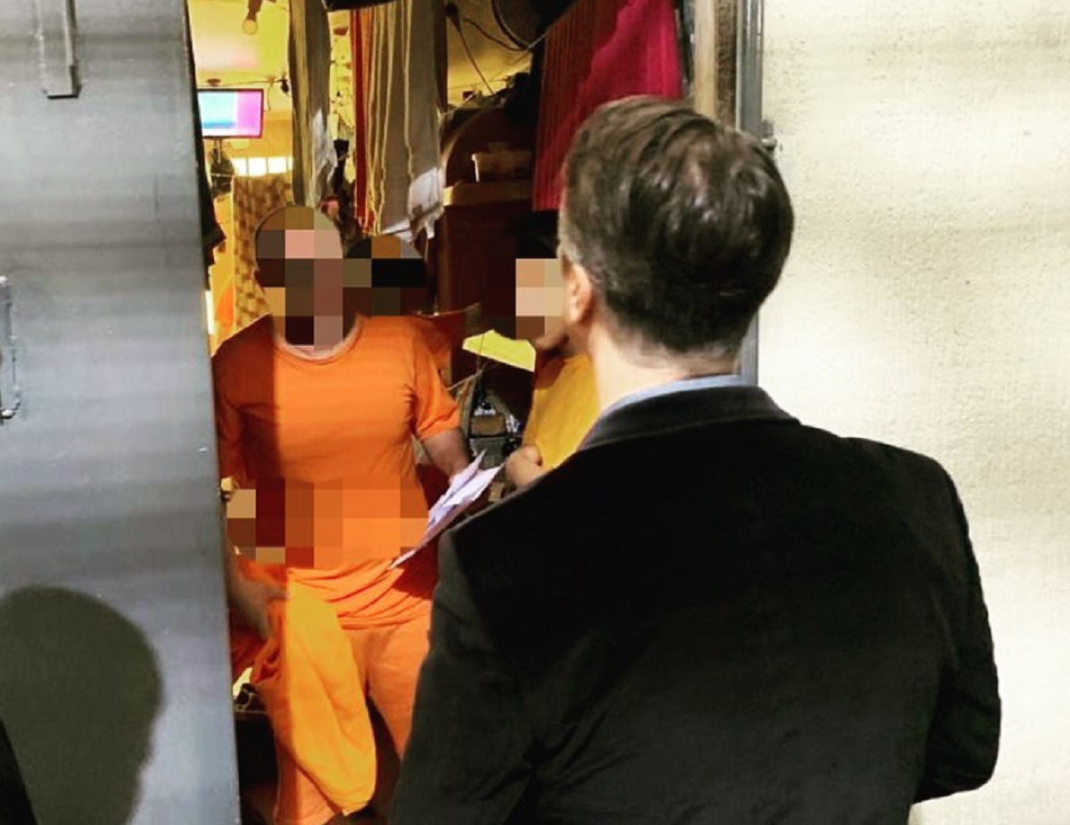 João Buch conversa com detenta em sua cela | Foto: divulgação/acervo pessoal