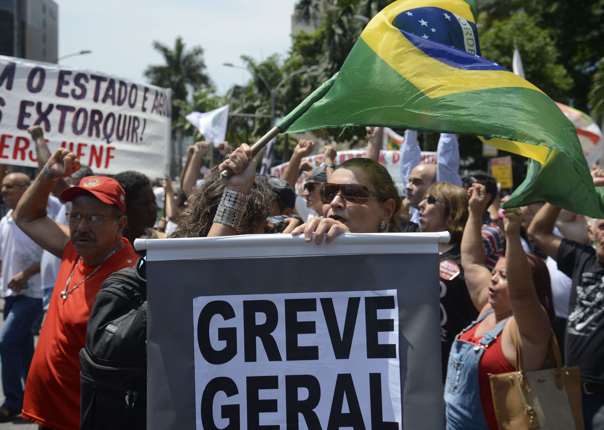 Rio de Janeiro - Manifestantes protestam na Assembleia Legislativa (Alerj), cento da capital fluminense, contra o pacote de corte de gastos do governo do estado. (Tomaz Silva/Agência Brasil)