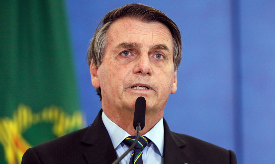 Sem máscara, Bolsonaro joga sinuca e provoca aglomeração no Ceará