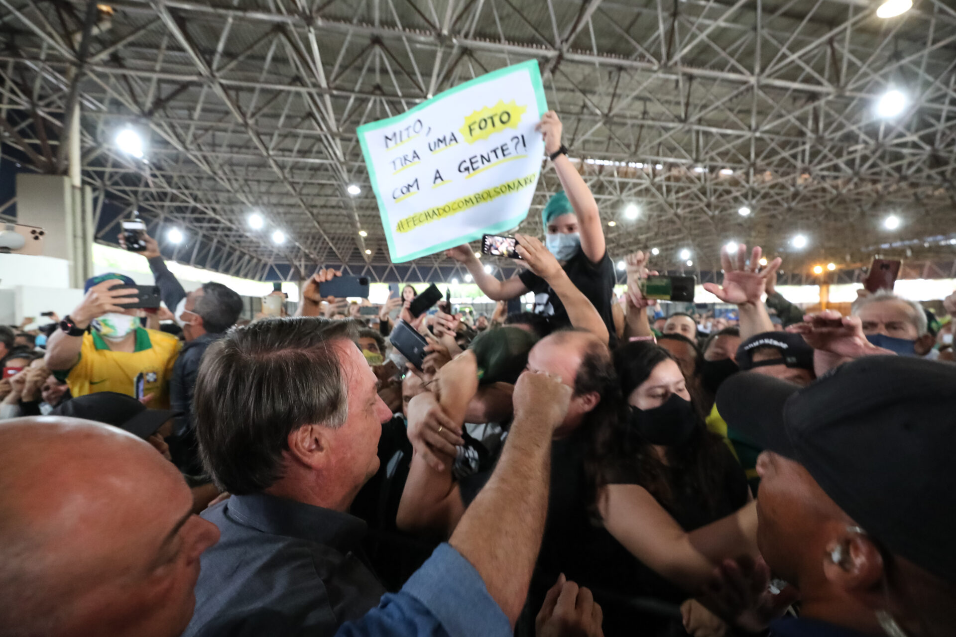 A escalada golpista, o silêncio eloquente e a omissão de Bolsonaro