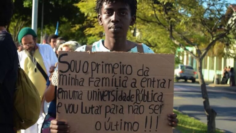 Parcela de negros entre os inscritos do Enem saltou de 51% para 60% entre 2010 e 2016