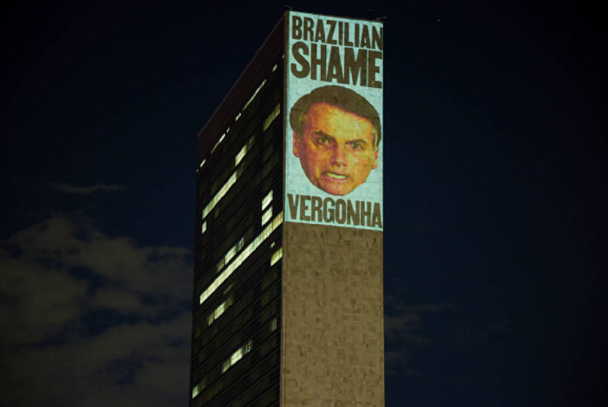 Ação de manifestantes chama Bolsonaro de criminoso ambiental em Nova York