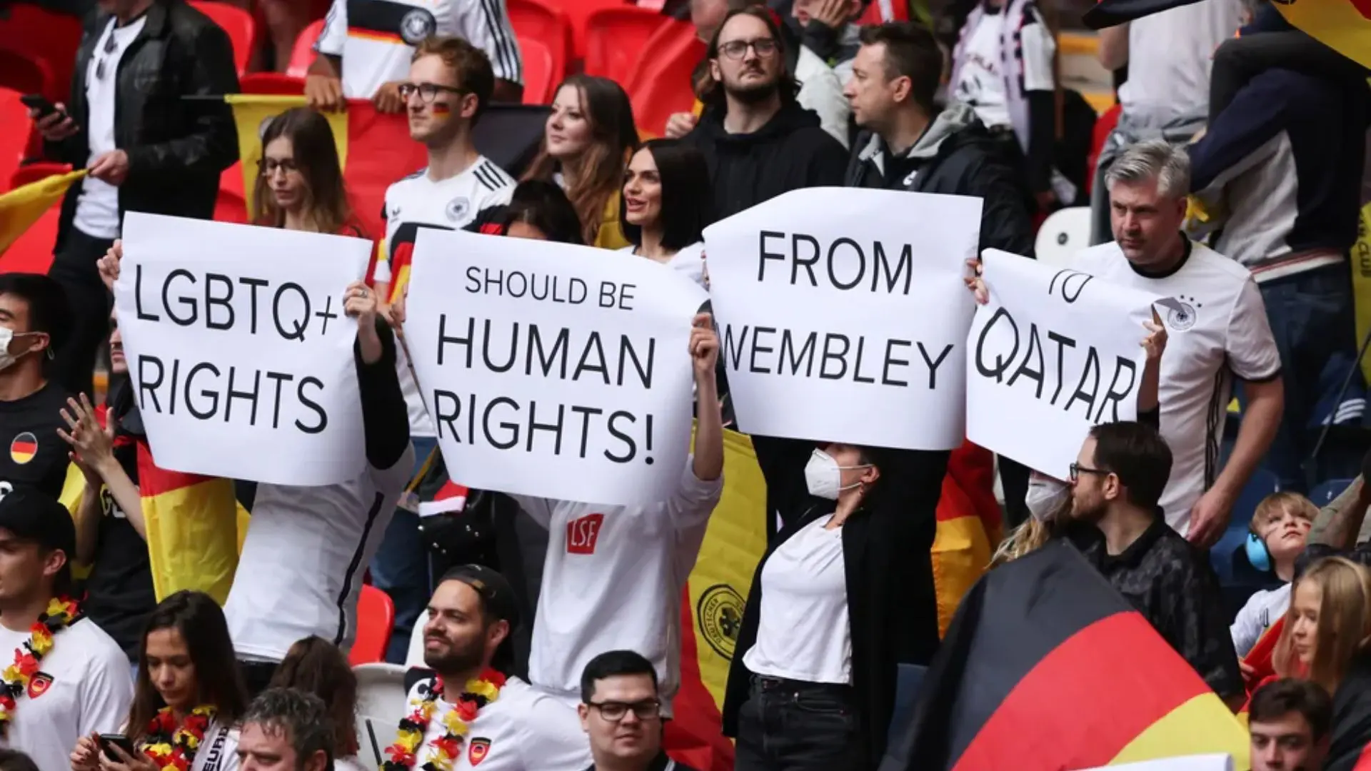 Ativistas jogam futebol durante uma ação simbólica de associações LGBTQIA+ em frente ao museu da FIFA em Zurique, em novembro de 2022 | Foto: Fabrice Coffrini/AFP via Getty Images