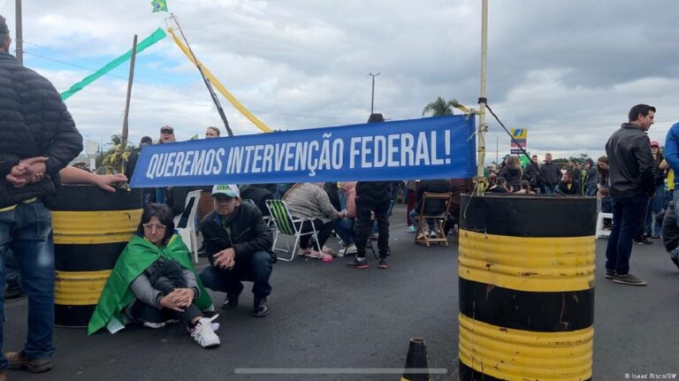 Bolsonaristas reclamam fraude eleitoral, mas não são levados a sério pelos políticos aliados do presidente| Foto: Isaac Risco/DW