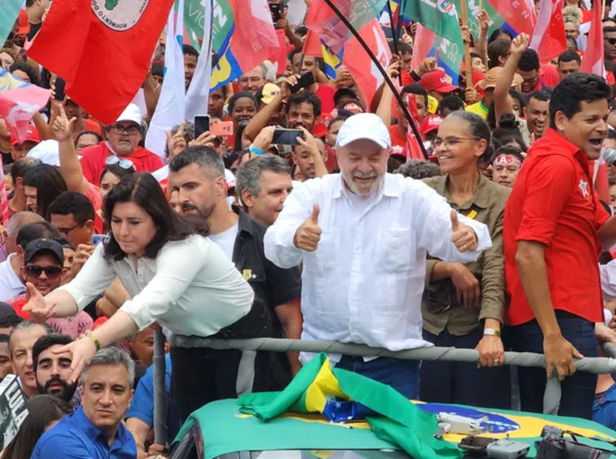 Tebet ao lado de Lula durante campanha em Teófilo Otoni (MG) em 21 de outubro | Foto: Ana Carolina Magalhães/Inter TV Dos Vales